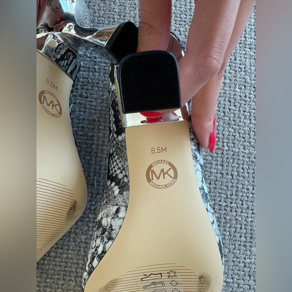 Michael Kors Mid Pump – Snake Embossed Leather – Size 8.5M brand new - Picture 8 of 16